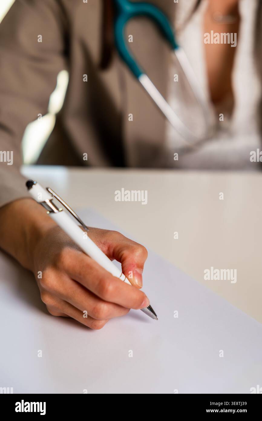Medico che scrive note mediche o prescrizione su carta Foto Stock