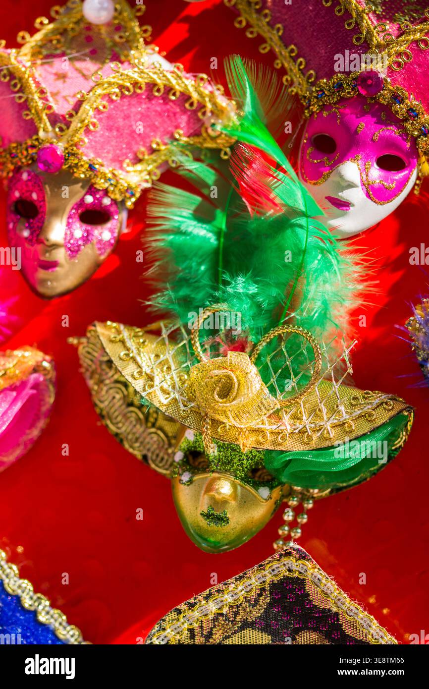 Maschera decorativa in stile veneziano, comunemente usata come souvenir o per festeggiamenti. Queste maschere sono tradizionalmente fatte a mano a Venezia, in Italia, Foto Stock