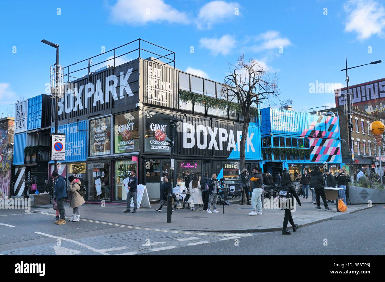 Boxpark Camden, Camden Town, North London, Inghilterra, Regno Unito. Un mercato di Street food pop-up, un bar sul tetto e una destinazione per lo shopping in Camden High Street. Foto Stock