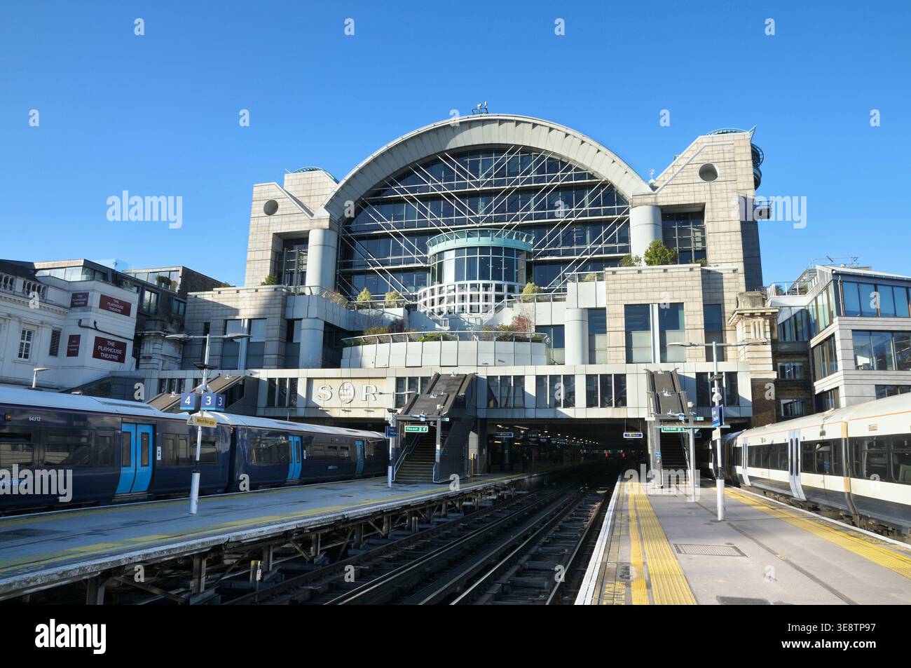 Embankment Place, ufficio postmoderno e complesso commerciale sopra la stazione ferroviaria di Charing Cross, Londra, Inghilterra Regno Unito. Architetto: Sir Terry Farrell Foto Stock