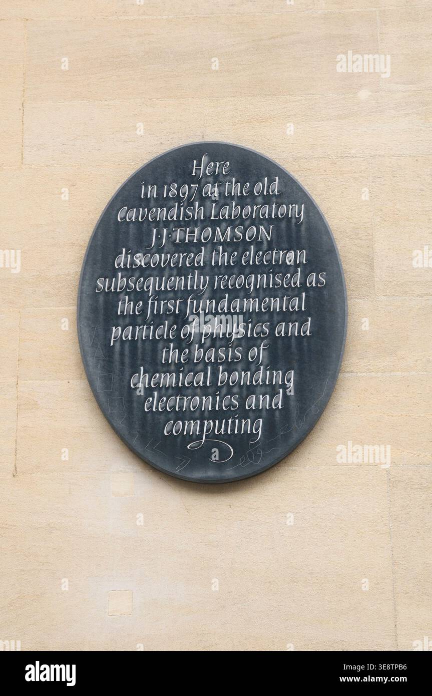 Targa murale commemorativa della scoperta dell'elettrone da parte di J.J. Thomson nel 1897 presso il vecchio Cavendish Laboratory, Università di Cambridge, Inghilterra, Regno Unito Foto Stock