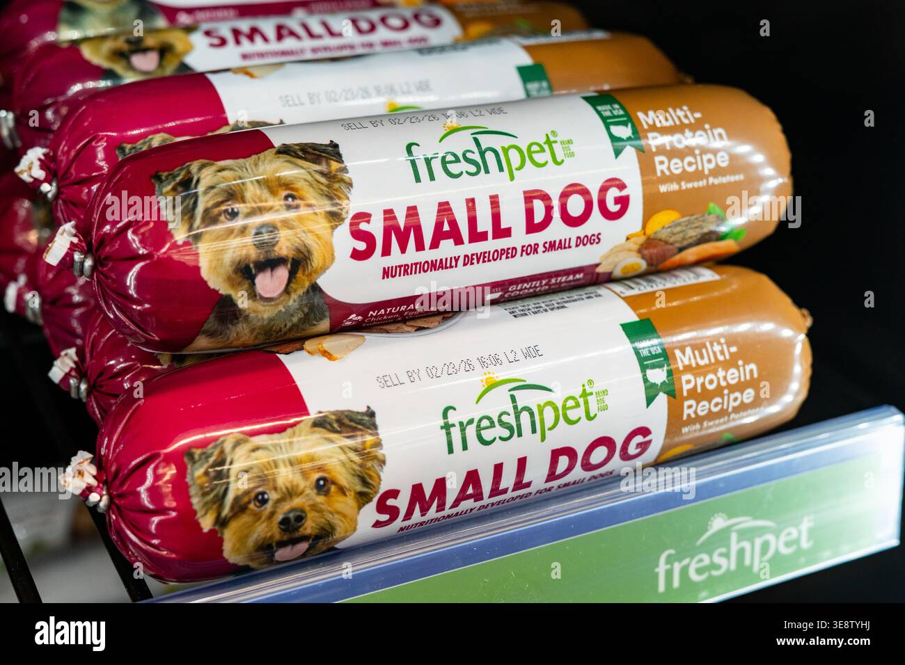Prodotti Freshpet refrigerati per cani di piccole dimensioni esposti sul ripiano del negozio di alimentari nel corridoio di cura degli animali domestici con imballaggi per nutrizione per animali freschi Foto Stock
