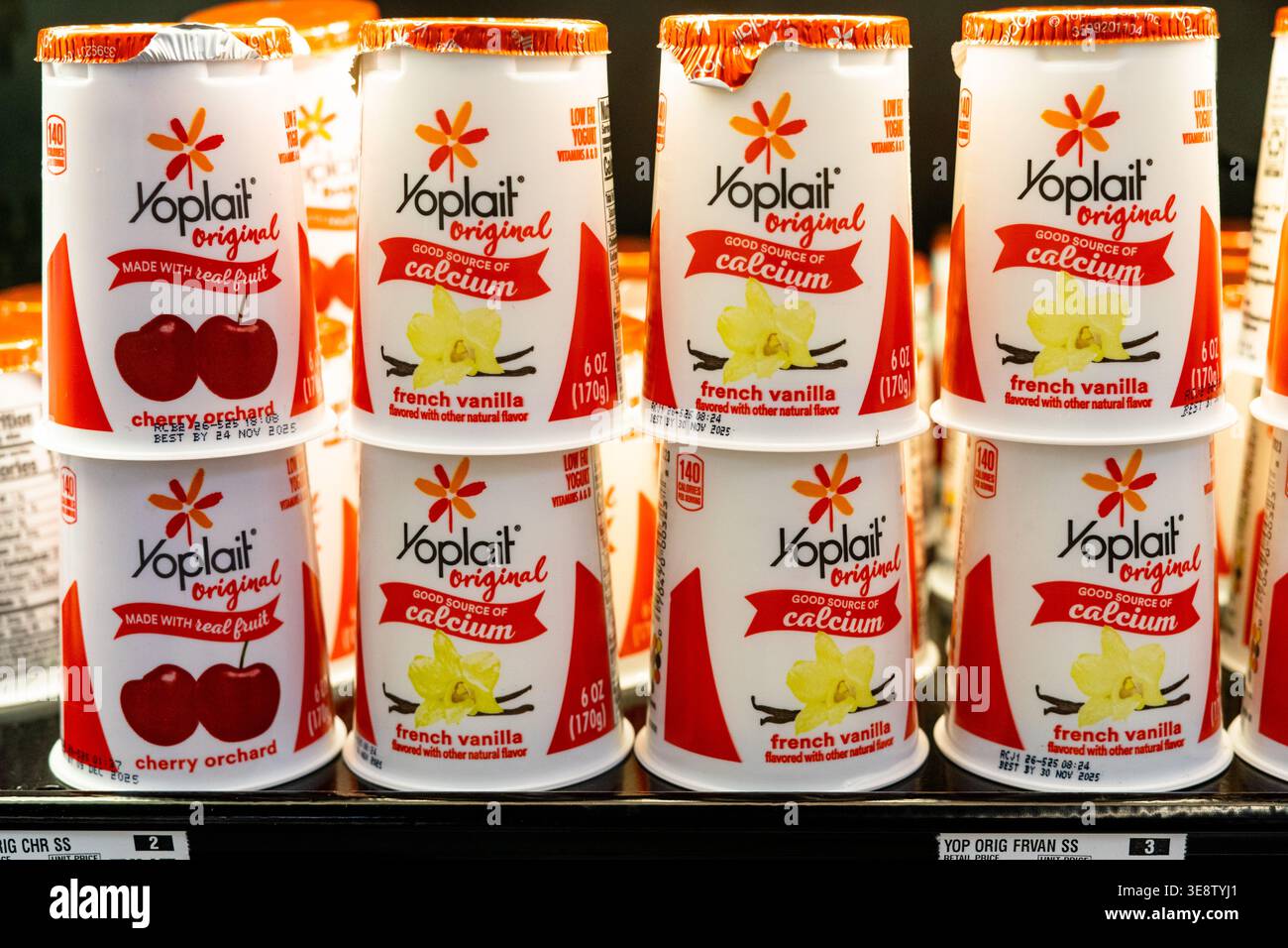 Tazze di yogurt Yoplait esposte sul ripiano caseario del negozio di alimentari nella sezione refrigerata con confezionamento di dessert aromatizzati Foto Stock