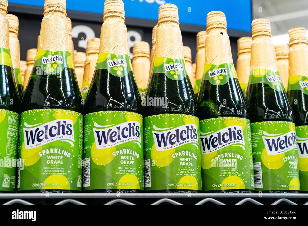 Bottiglie per bevande con uva frizzante di Welchs in vetro esposte nella corsia di vendita al dettaglio dello scaffale del negozio di alimentari Foto Stock