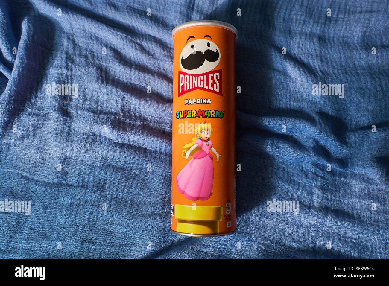 Tyumen, Russia-20 marzo 2026: Nintendo Super Mario Pringles tube su sfondo studio con ombre geometriche Foto Stock