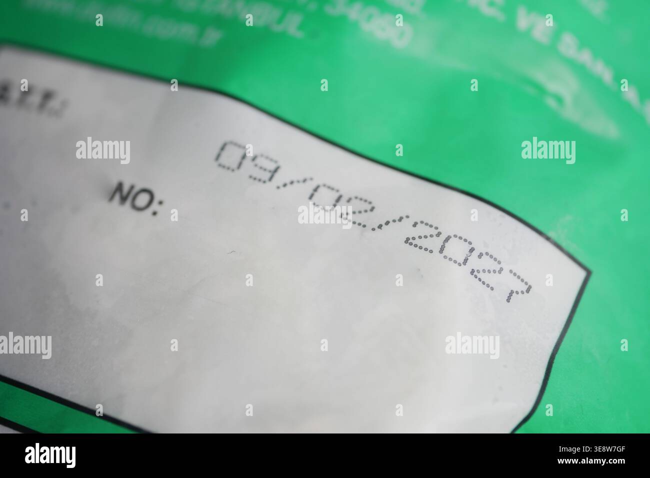 Data su una confezione verde con stampa trasparente Foto Stock