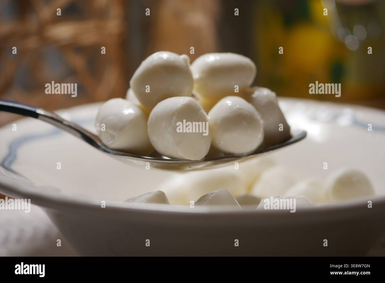 Un cucchiaio contiene le palline di Mozzarella Foto Stock