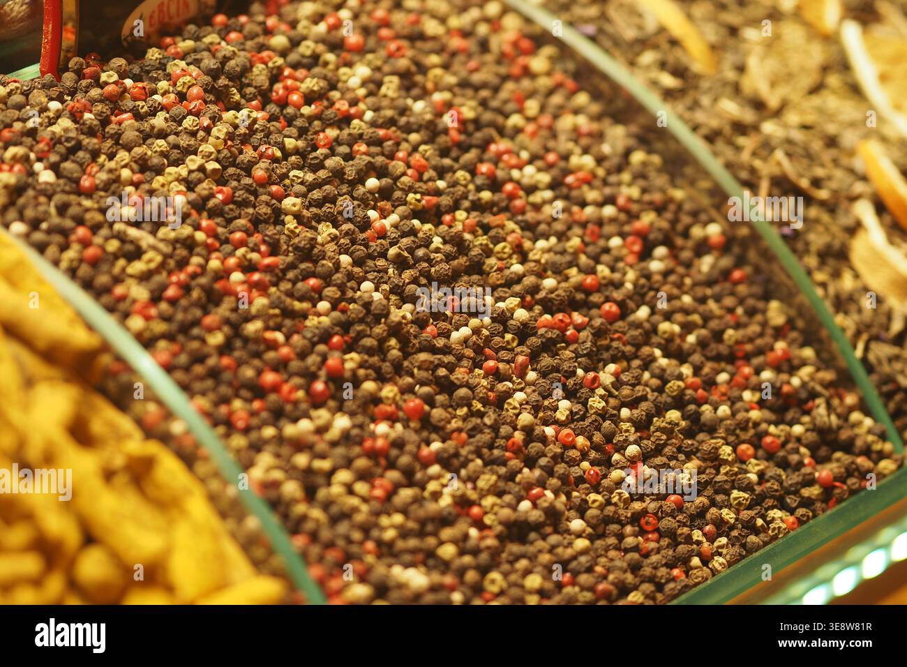 Spezie disposte in un'esposizione di mercato che i clienti possono vedere Foto Stock