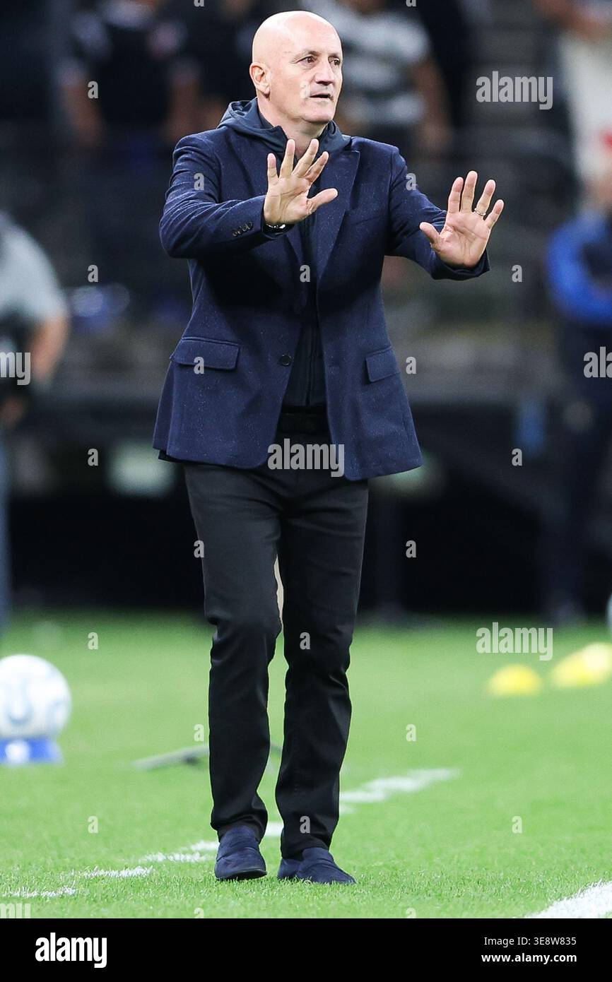 San Paolo, Brasile. 15 aprile 2026. Pablo Repetto, capo allenatore dei gesti di Sante Fe durante la partita di Copa Libertadores tra Corinthians e Independiente Santa Fe alla Neo Química Arena il 15 aprile 2026 a San Paolo, Brasile. ( Foto di Alex Silva/Sports Press Photo) credito: SPP Sport Press Photo. /Alamy Live News Foto Stock