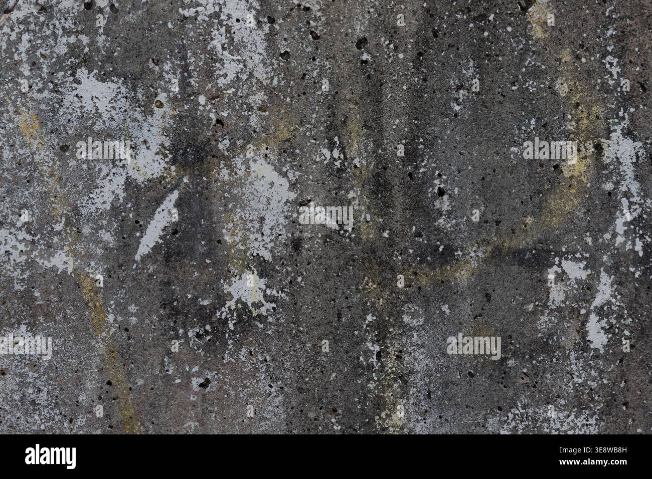 Pareti in calcestruzzo intemperie con vernice staccabile, dettagli porosi e superficie grunge ruvida. Sfondo urbano neutro per design, architettura e Foto Stock