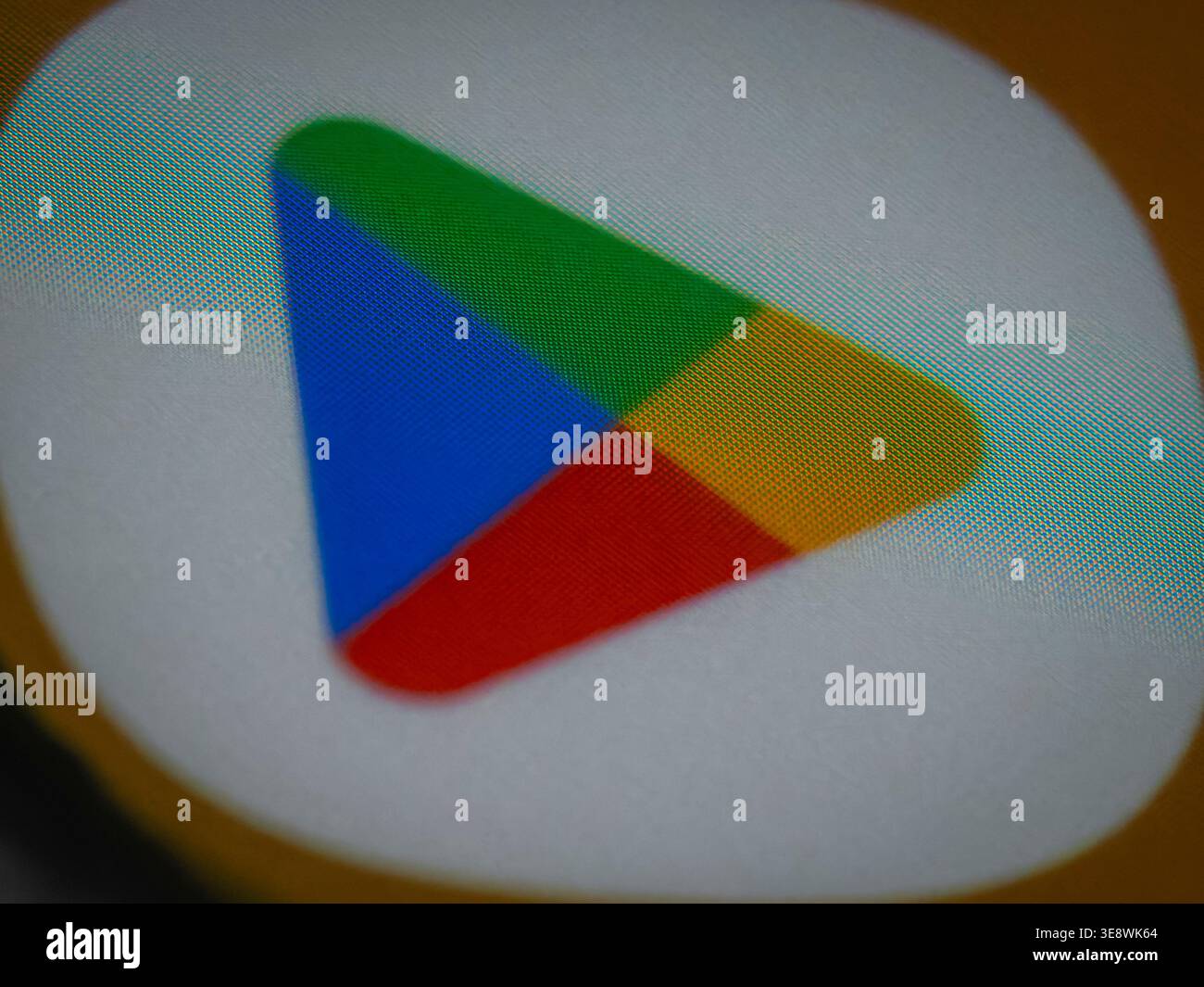 primo piano macro del logo del negozio google play su uno schermo digitale che mostra pixel rgb e sottopixel visibili con una morbida sfocatura bokeh Foto Stock