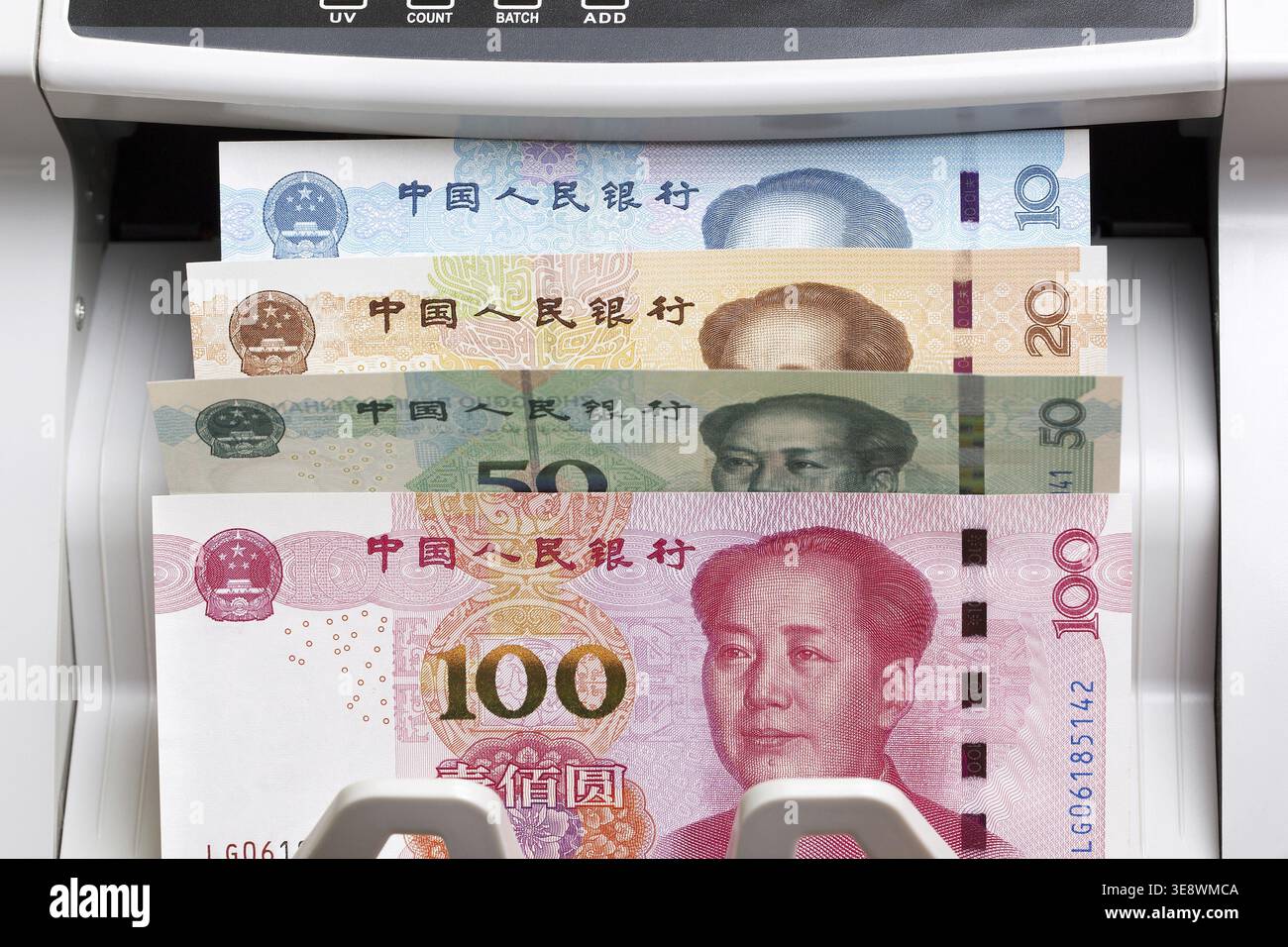 Soldi cinesi - yuan in una macchina di conteggio Foto Stock