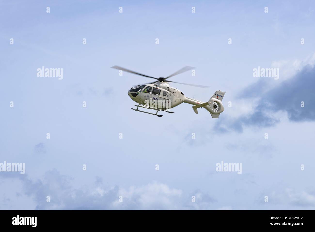 Bruges, Belgio. 10 aprile 2026. Un elicottero bianco di ambulanza medica che vola in un cielo nuvoloso per i servizi di soccorso di emergenza. Foto Stock