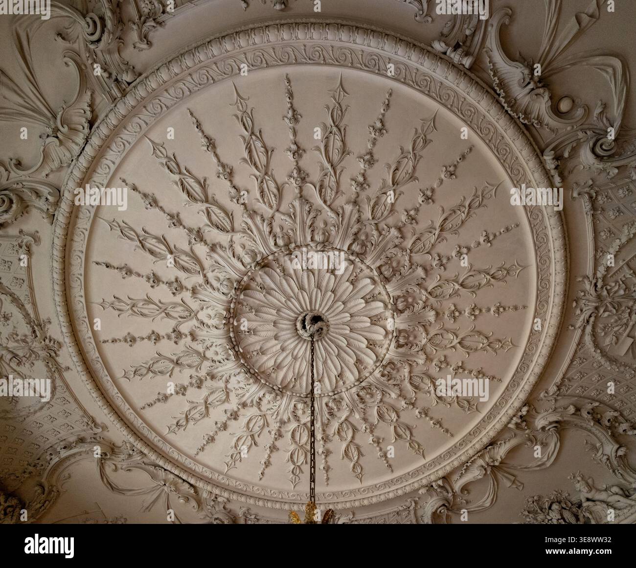 Dusseldorf, Germania - 19 maggio 24: Primo piano di un medaglione decorato a stucco con rilievo floreale e catena di sospensione a lampadario presso Schloss Benrath Foto Stock