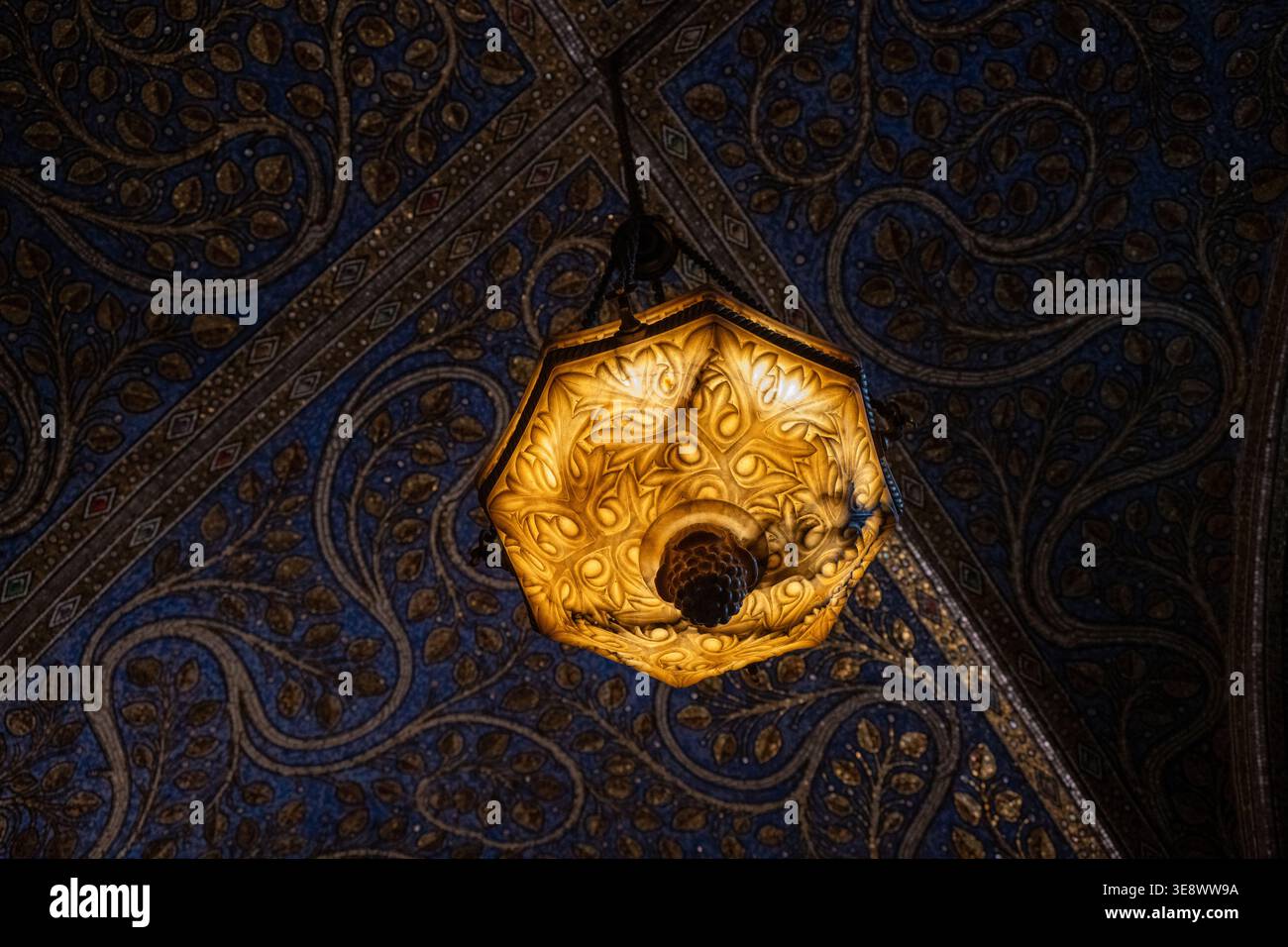 Lanterna appesa ornata illuminata contro volte a mosaico blu e oro all'interno della cattedrale di Aquisgrana, Renania settentrionale-Vestfalia, Germania. Foto Stock
