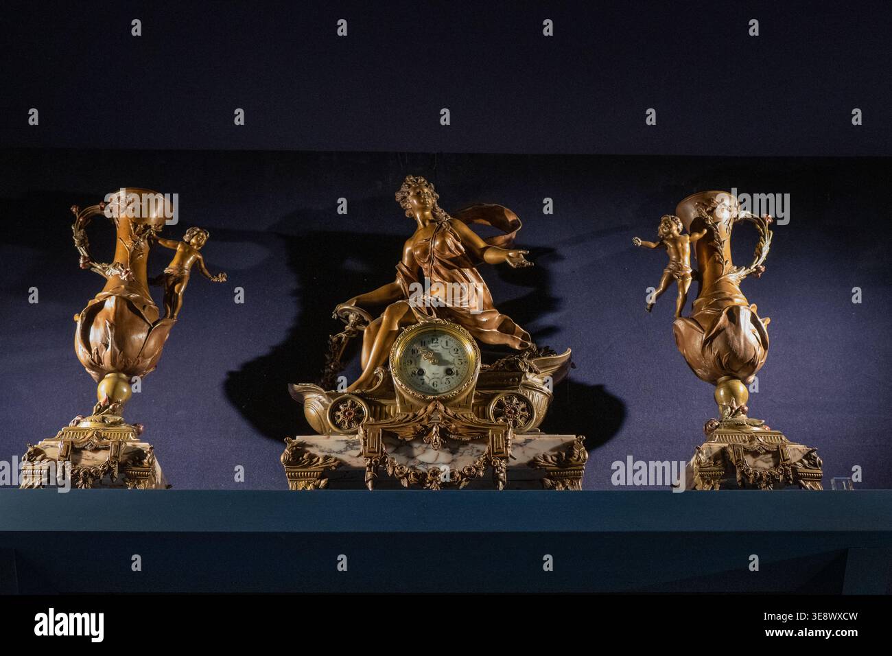 Den Haag, Paesi Bassi - 25 maggio 23: Orologio ornato antico con sculture figurative in bronzo e vasi coordinati esposti al Louwman Museu Foto Stock