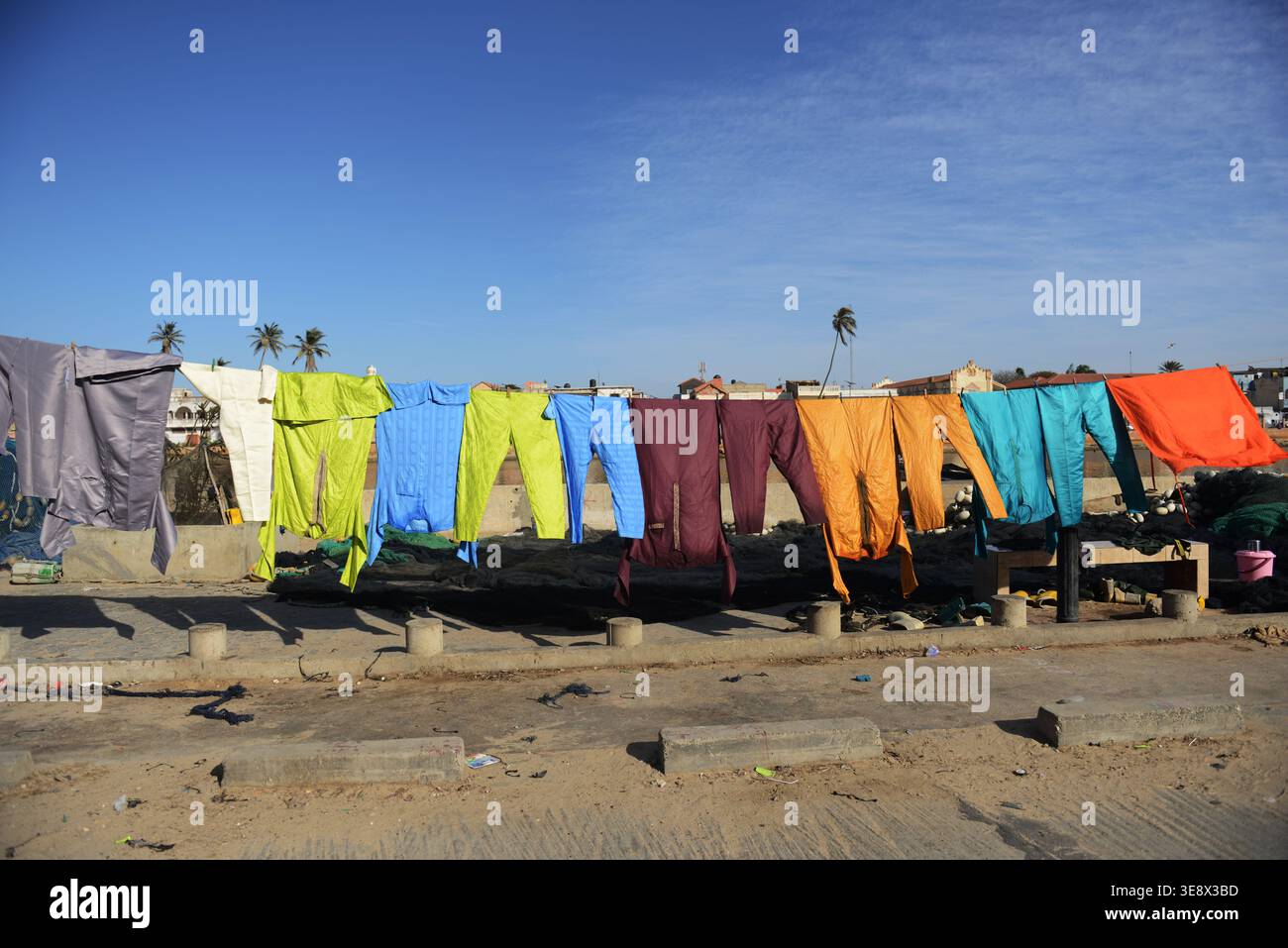 Asciugatura di vestiti colorati a Saint-Louis, Senegal. Foto Stock