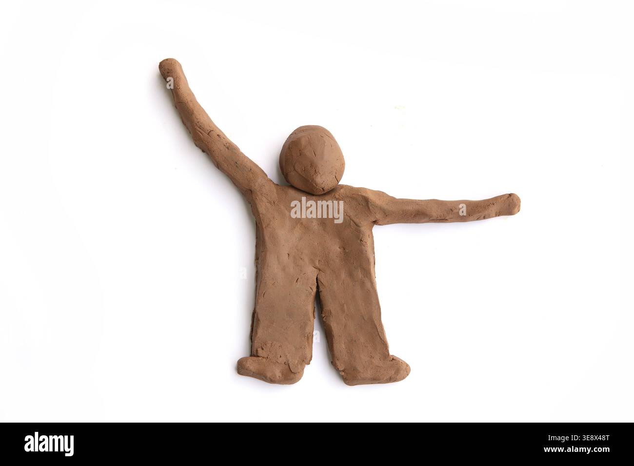 Statuetta di argilla naturale isolata su sfondo bianco. Bambola uomo in materiale argilloso bagnato per scolpire o modellare. Foto Stock