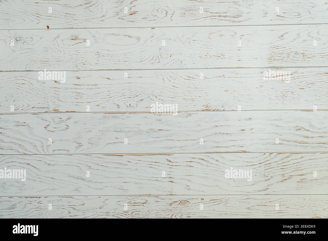 Una vista ravvicinata di una superficie in legno bianco testurizzato che mostra motivi di legno naturale e un aspetto rustico. Foto Stock