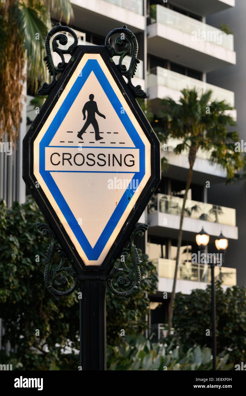 Cartello che indica un punto di attraversamento della strada per i pedoni lungo una strada a Singapore. Foto Stock