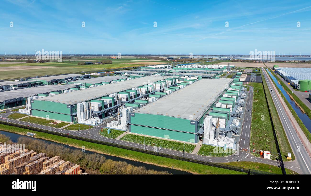 Grande complesso di data center in un paesaggio rurale in Europa Foto Stock