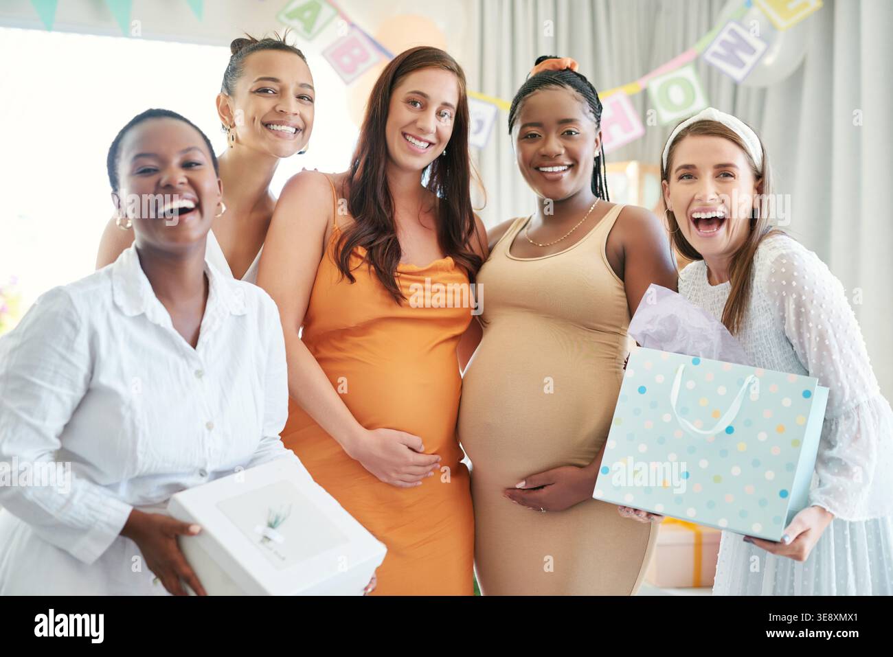 Donna incinta, amici e baby doccia con pancia, sorriso e ritratto con borsa regalo, cura e festa a casa. Persone, gravidanza e supporto con Foto Stock