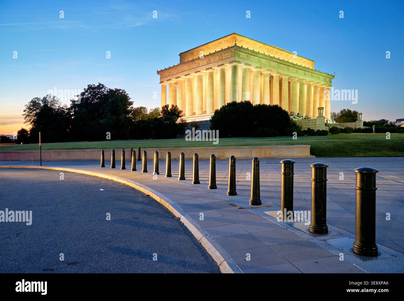 Il Lincoln Memorial è illuminato durante il tramonto a Washington D.C. i visitatori possono ammirare la vista e scattare foto di questo sito storico. Foto Stock
