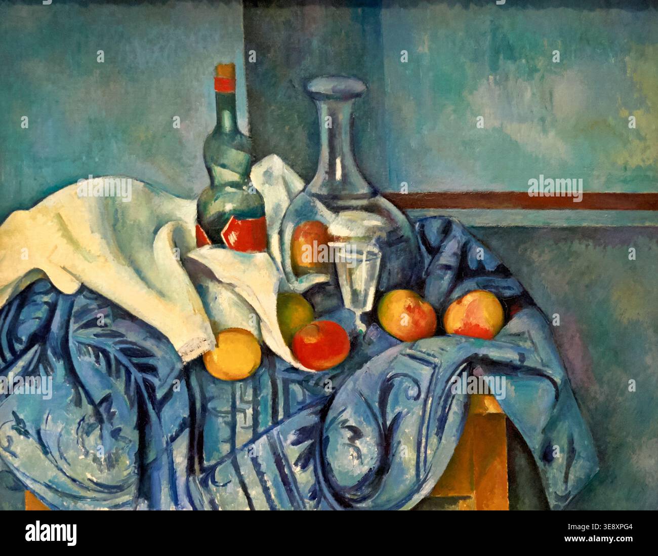Una scena di natura morta mostra una bottiglia, un decanter e diversi frutti disposti su un panno blu. Questa opera d'arte è stata realizzata da Paul Cezanne negli anni '1890 Foto Stock