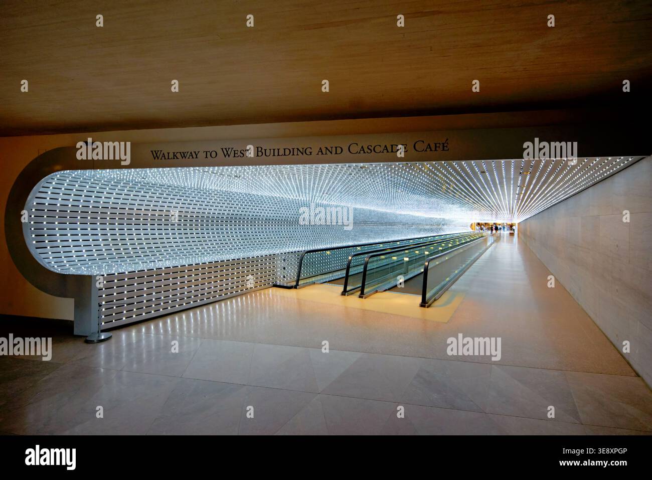 Il passaggio pedonale tra gli edifici est e ovest della National Gallery of Art mostra un design moderno con luci luminose e superfici lisce. Foto Stock