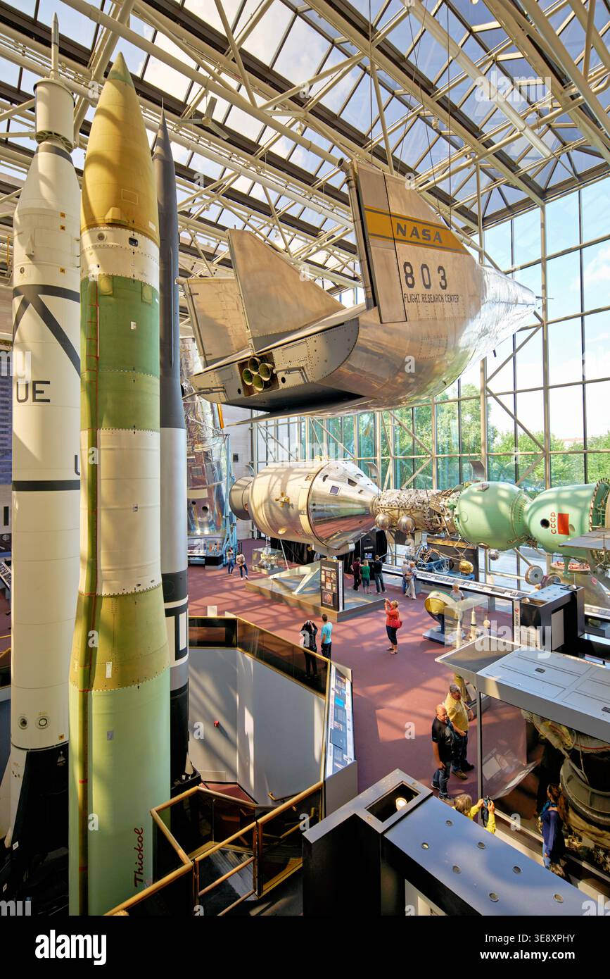 I visitatori camminano attraverso lo Smithsonian National Air and Space Museum a Washington D.C. per vedere vari spazi e mostre di razzi. Foto Stock