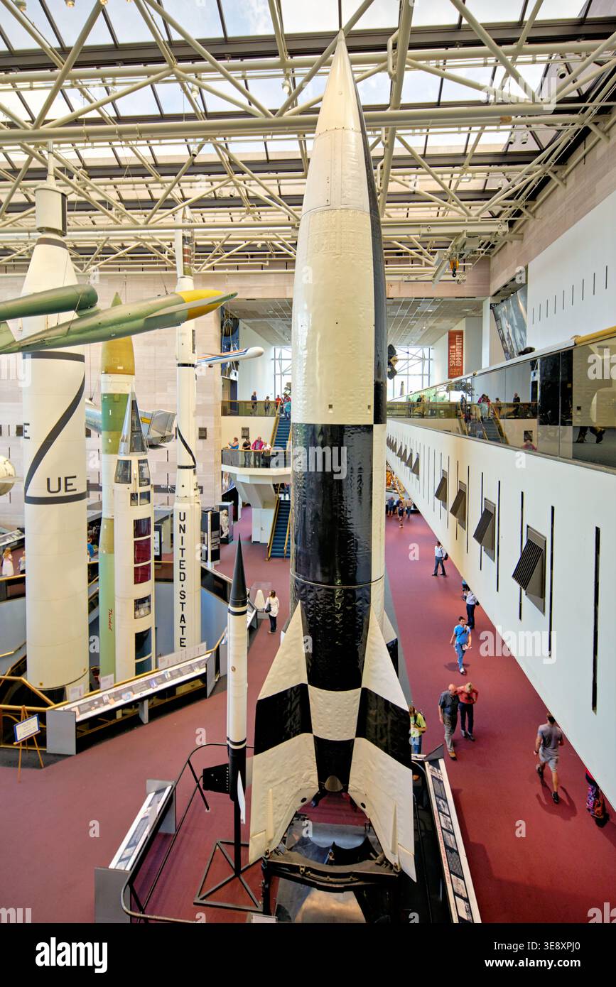 I visitatori camminano intorno a un grande razzo all'interno dello Smithsonian National Air and Space Museum di Washington D.C. la mostra mostra mostra la storia dello spazio. Foto Stock
