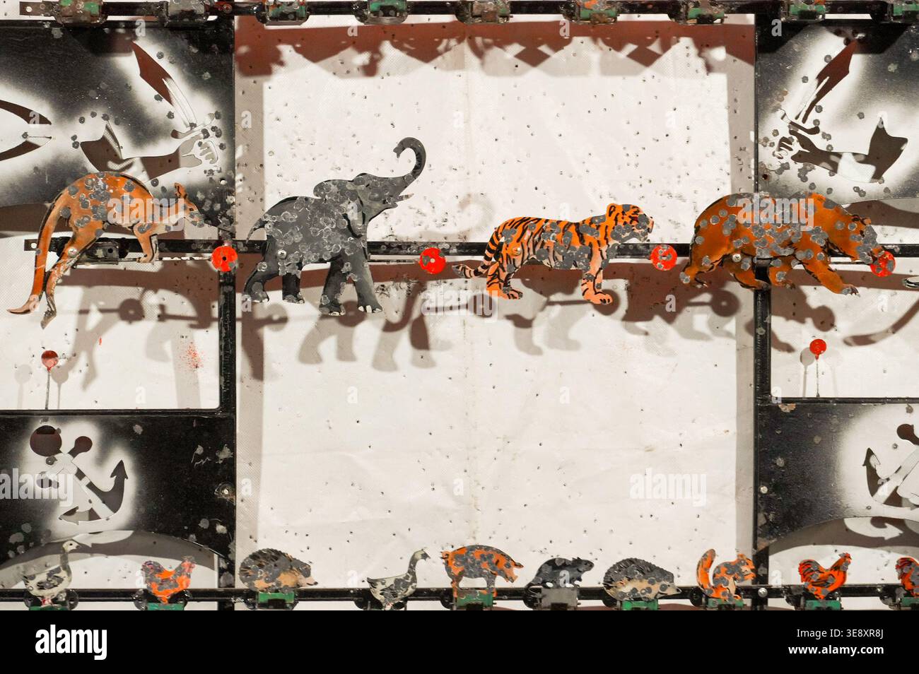 Animali metallici nel campo di tiro. Poligono di tiro nel parco. Foto Stock
