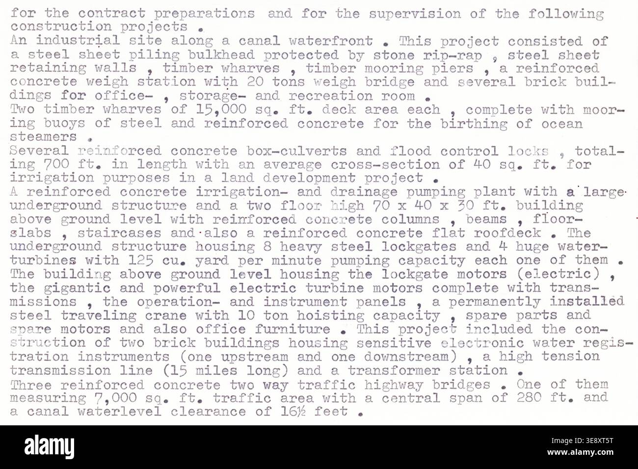 Documento tipizzato che illustra in dettaglio i progetti di ingegneria civile su un canale industriale. I progetti includono la costruzione di una paratia per palificazione in lamiera d'acciaio, ti Foto Stock