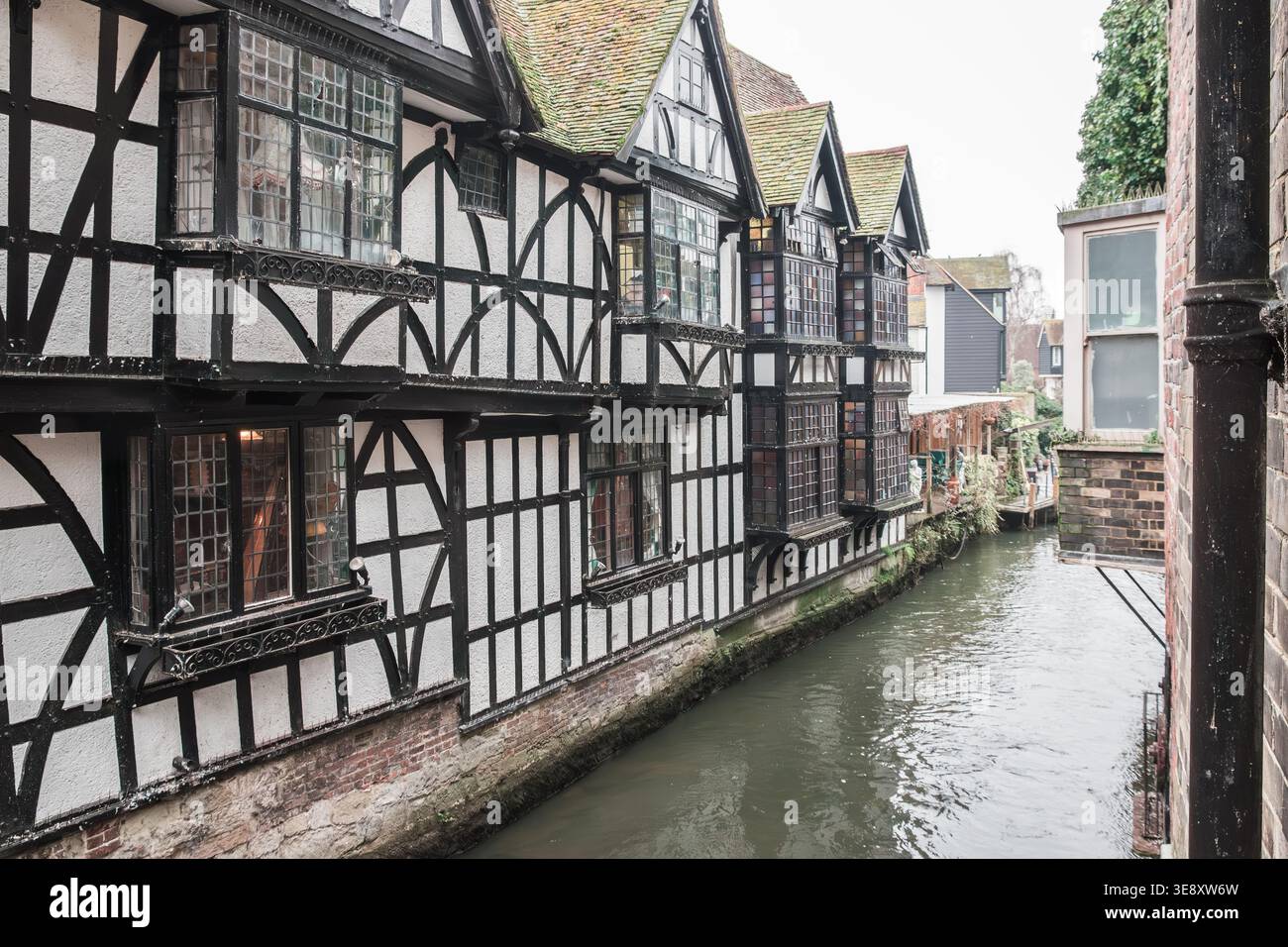 Edifici in stile Tudor (Tudor Revival) vicino al fiume Great Stour a Canterbury, Regno Unito Foto Stock
