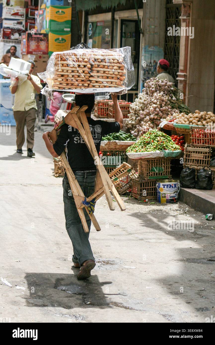 Venditore di pane che trasporta la focaccia tradizionale al Cairo, in Egitto. Foto Stock
