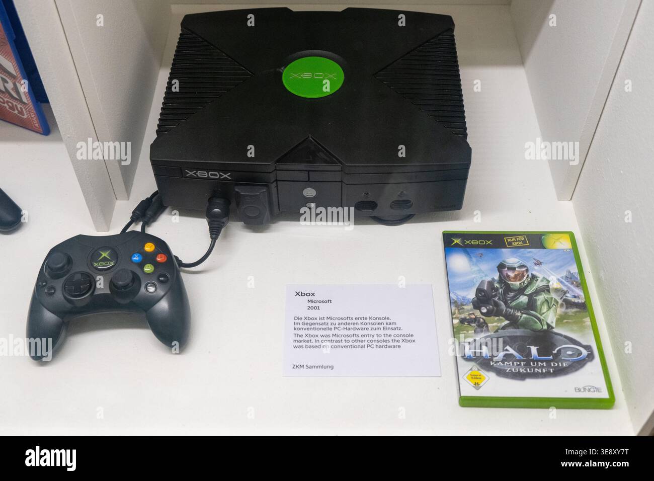 Karlsruhe, Germania - 4 maggio 24: Console Microsoft Xbox originale con controller e custodia per giochi Halo esposta in un museo. ZKM Center for Art and Media, Foto Stock