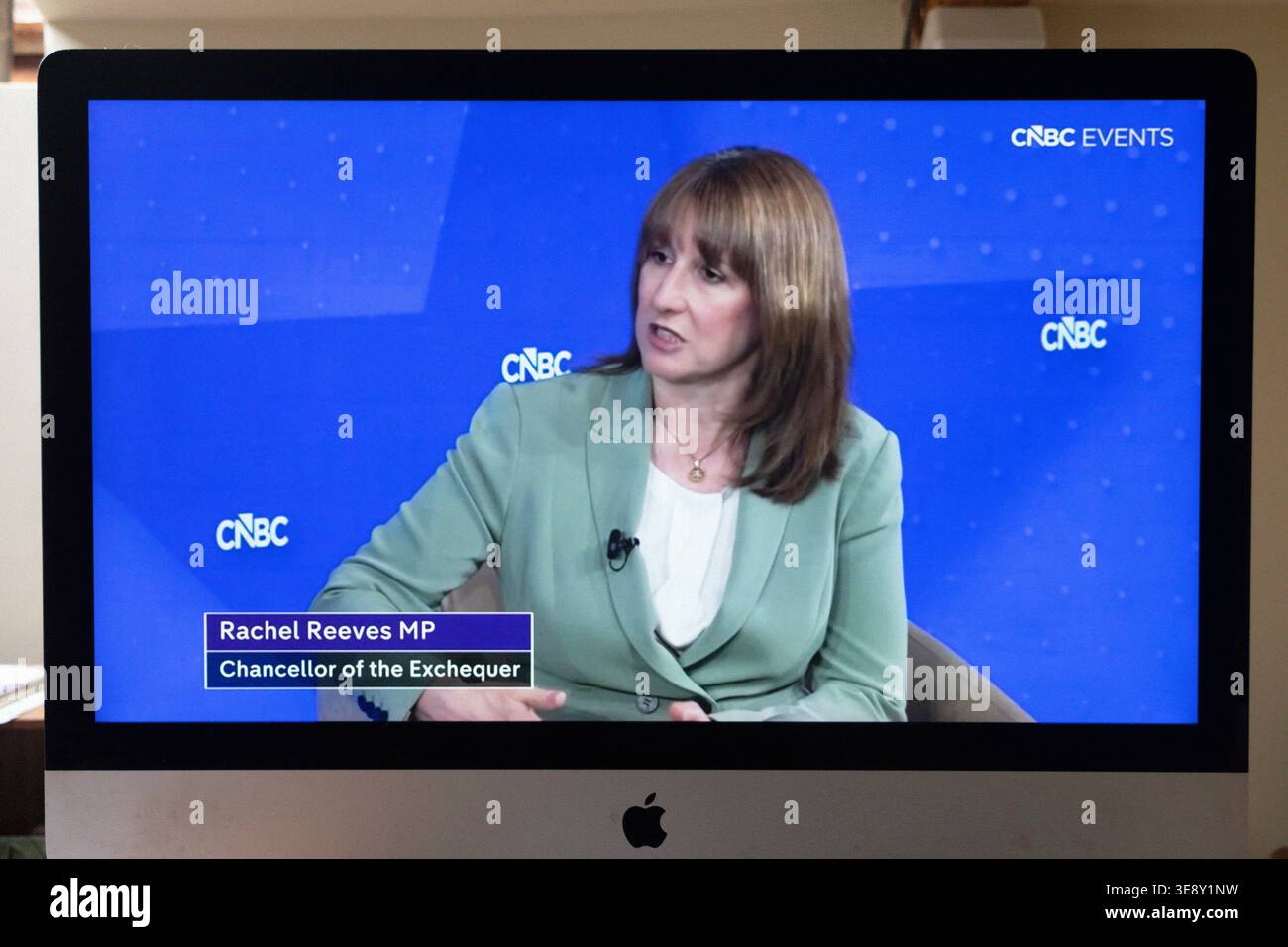 Arrabbiata Rachel Reeves Cancelliere dello Scacchiere CNBC screenshot che parla dell'impatto della guerra USA Israele Iran sull'economia britannica 16 aprile 2026 Regno Unito Foto Stock