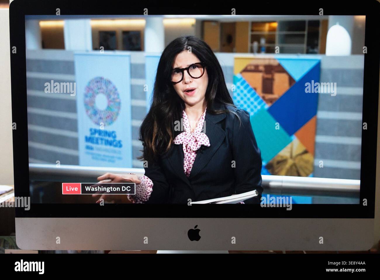 Canale 4 redattore di economia Helia Ebrahimi presenta notizie finanziarie di affari online da Washington DC Stati Uniti screenshot computer Screen 16 aprile 2026 Regno Unito Foto Stock