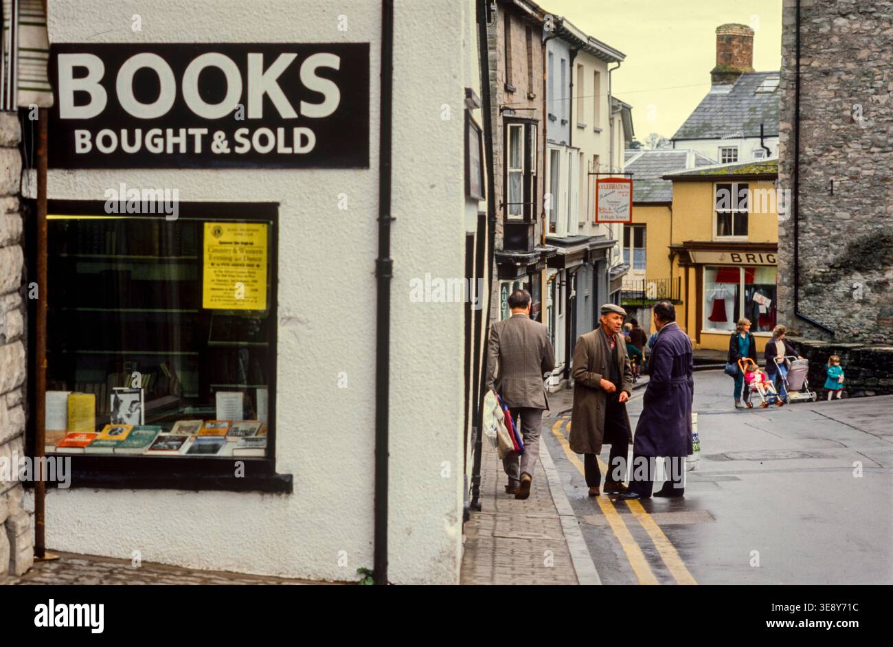 Richard Booth, un eccentrico libraio che ha trasformato Hay-on-Wye nella più grande città del mondo di libri di seconda mano, 1990 Foto Stock