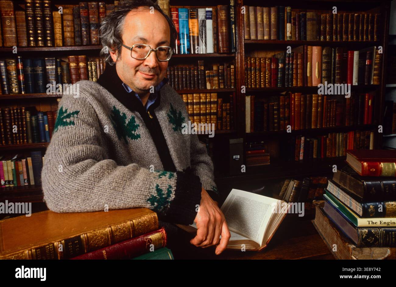 Richard Booth, un eccentrico libraio che ha trasformato Hay-on-Wye nella più grande città del mondo di libri di seconda mano, 1990 Foto Stock
