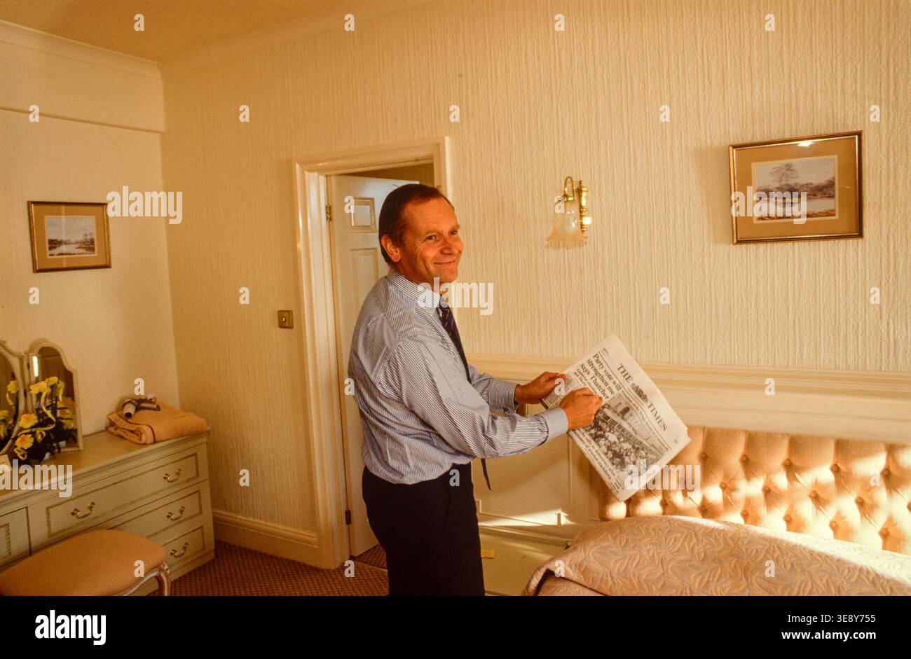 Jeffrey Archer autore e politico, firmando libri durante un tour dei collegi del Partito Conserativo nel sud-ovest dell'Inghilterra, nel 1990 Foto Stock
