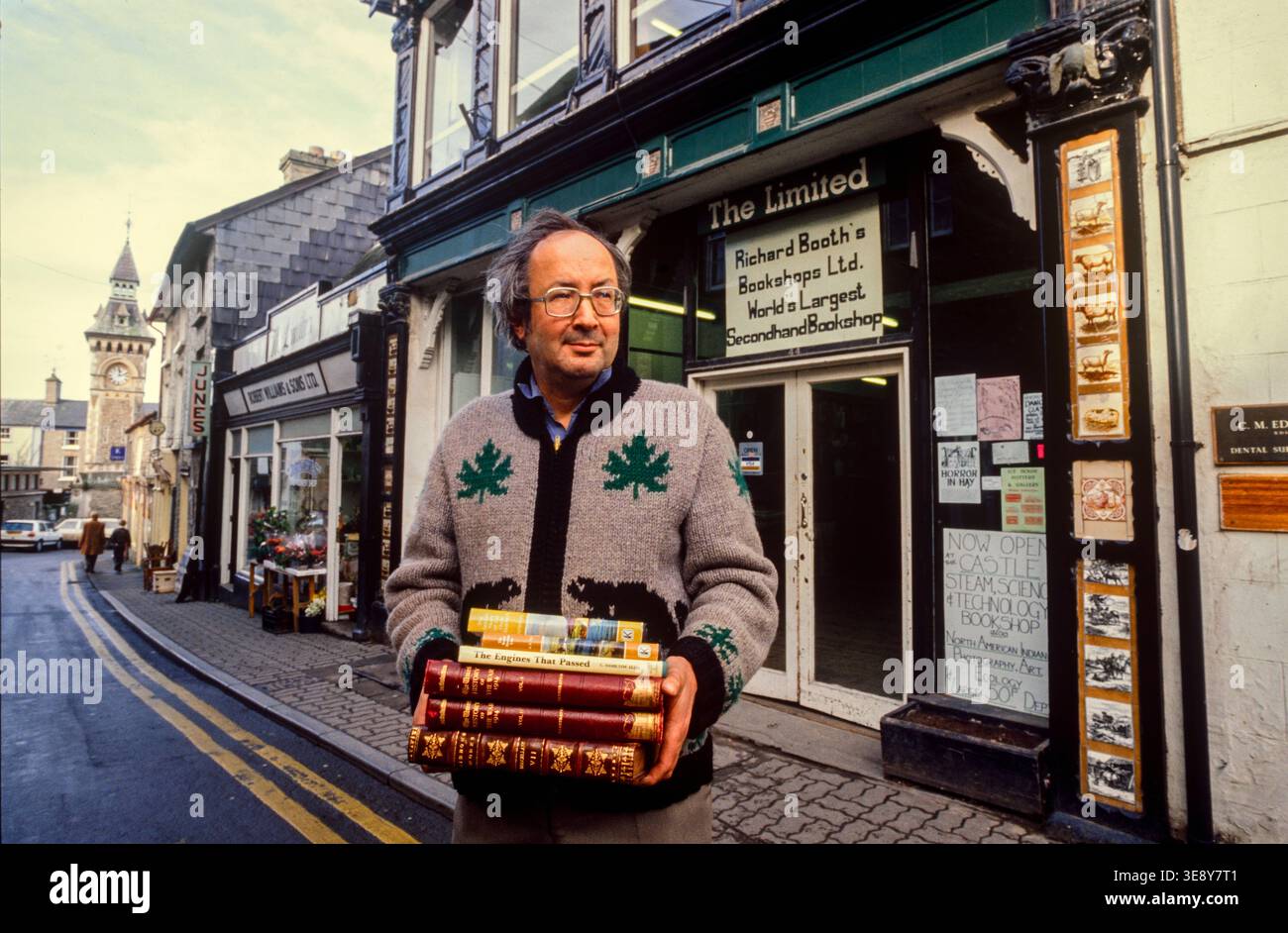 Richard Booth, un eccentrico libraio che ha trasformato Hay-on-Wye nella più grande città del mondo di libri di seconda mano, 1990 Foto Stock