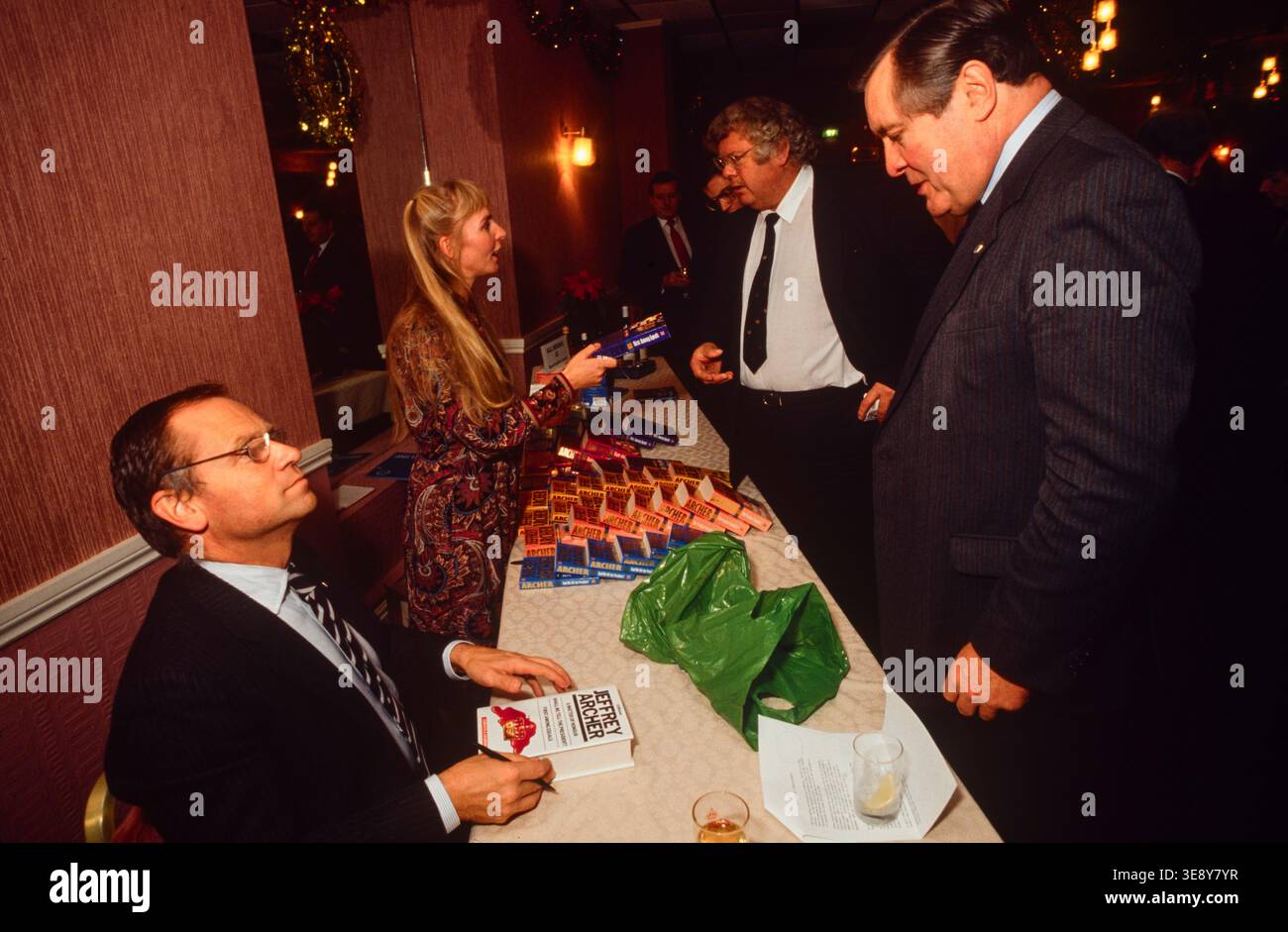 Jeffrey Archer autore e politico, firmando libri durante un tour dei collegi del Partito Conserativo nel sud-ovest dell'Inghilterra, nel 1990 Foto Stock