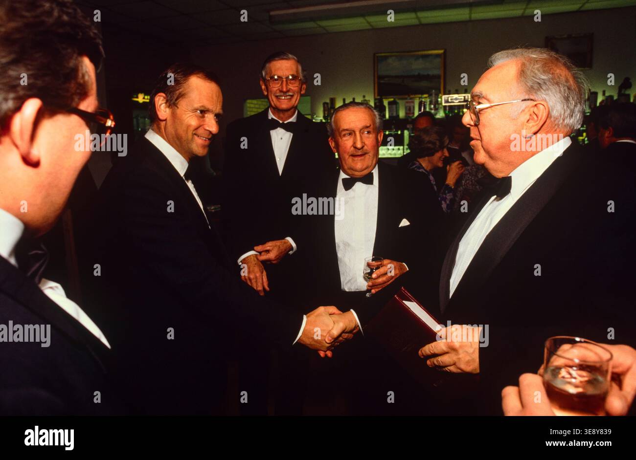 Jeffrey Archer autore e politico, firmando libri durante un tour dei collegi del Partito Conserativo nel sud-ovest dell'Inghilterra, nel 1990 Foto Stock