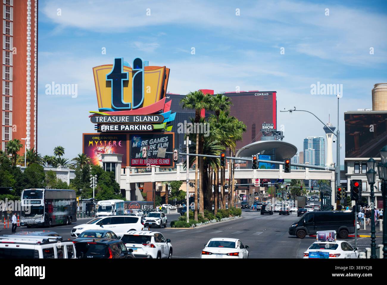 Treasure Island Hotel, Las Vegas con Fashion Show e Conrad Hotel sullo sfondo Foto Stock