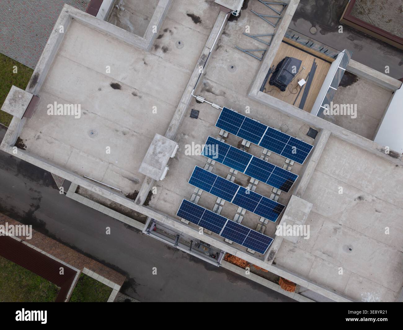 Vista aerea delle moderne case residenziali a file con pannelli solari installati sui tetti. La scena rappresenta una vita urbana sostenibile, un prodotto di energia pulita Foto Stock