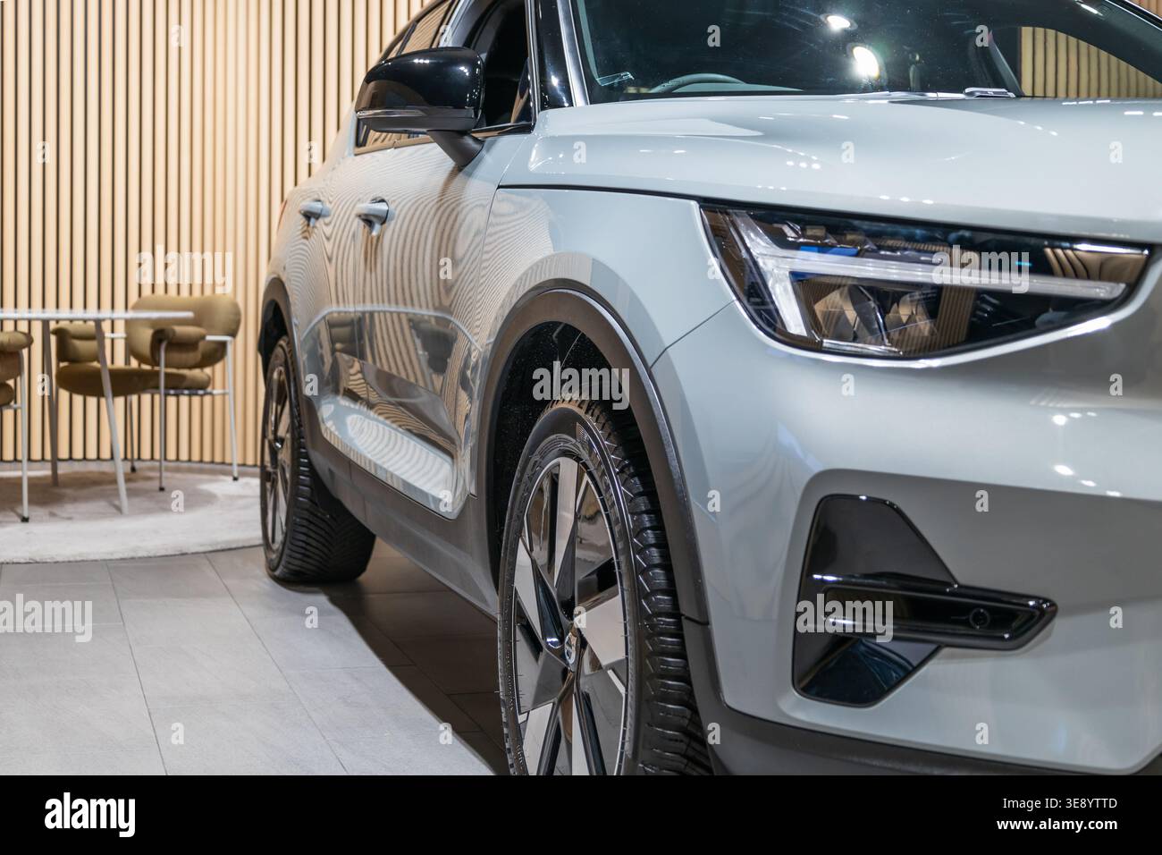 Volvo XC40 in uno showroom luminoso. Londra, Regno Unito, 31 dicembre 2023 Foto Stock