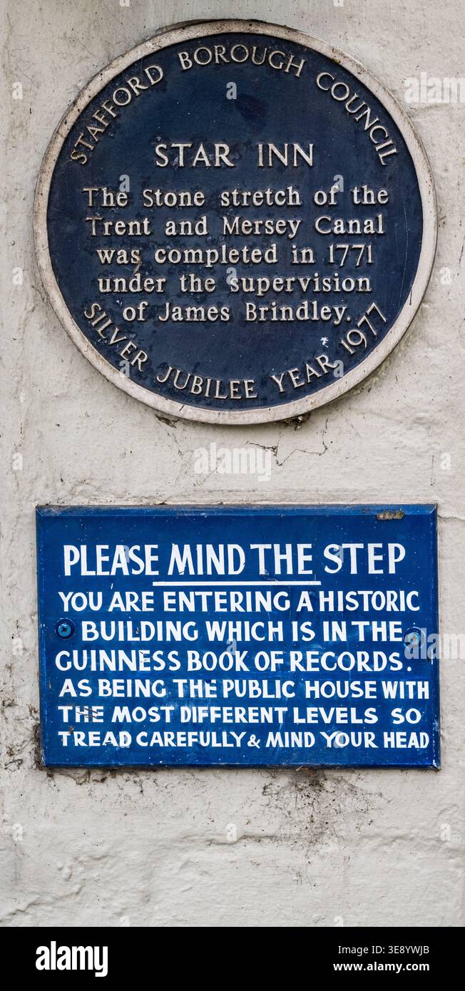 Un cartello fuori dallo Star Inn a Stone, Staffordshire, sul canale Trent e Mersey Foto Stock