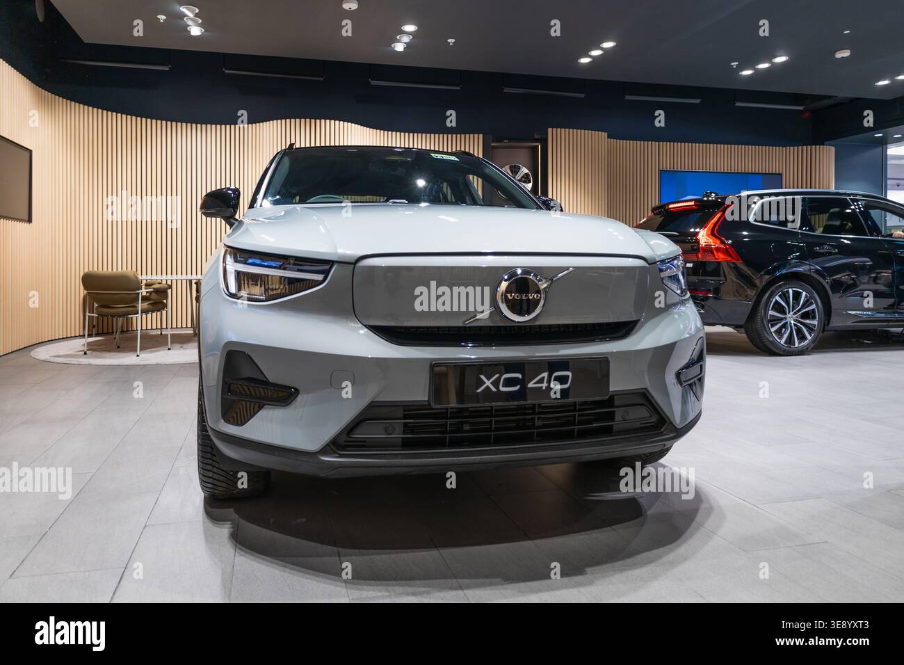 SUV elettrico Volvo XC40 esposto in uno showroom di una concessionaria di auto moderne. Londra, Regno Unito, 31 dicembre 2023 Foto Stock