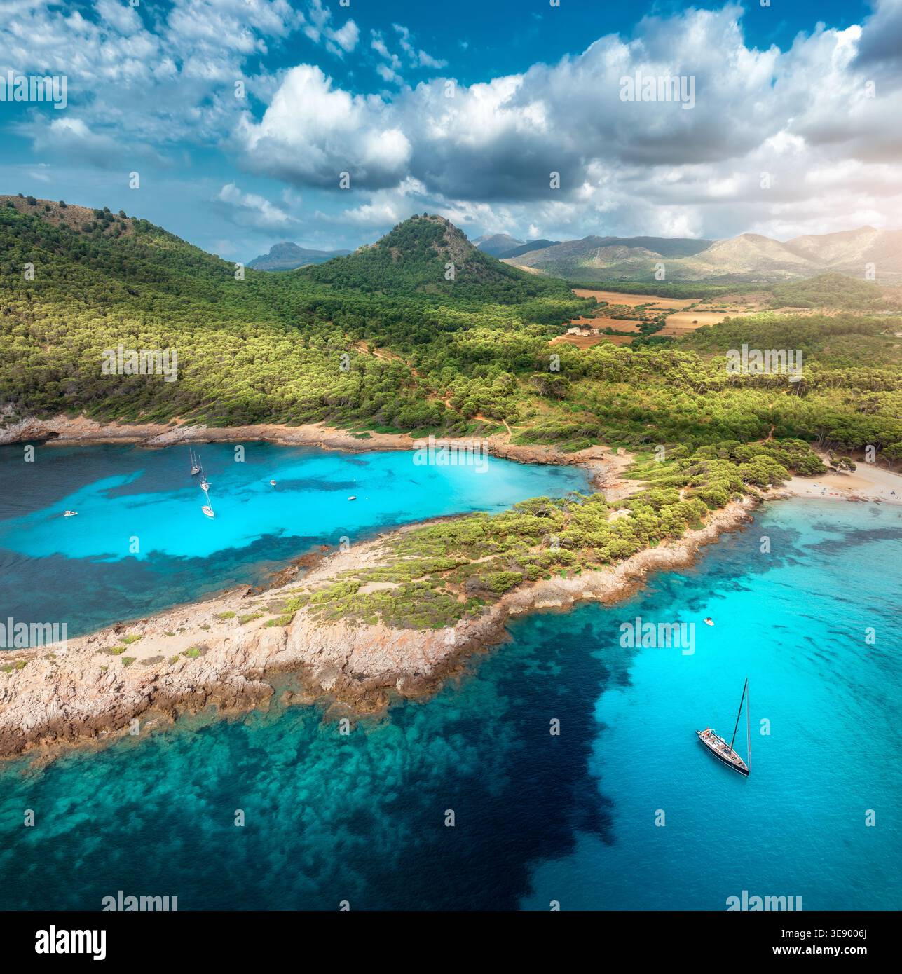 Vista aerea con droni delle barche, costa rocciosa con baie turchesi Foto Stock